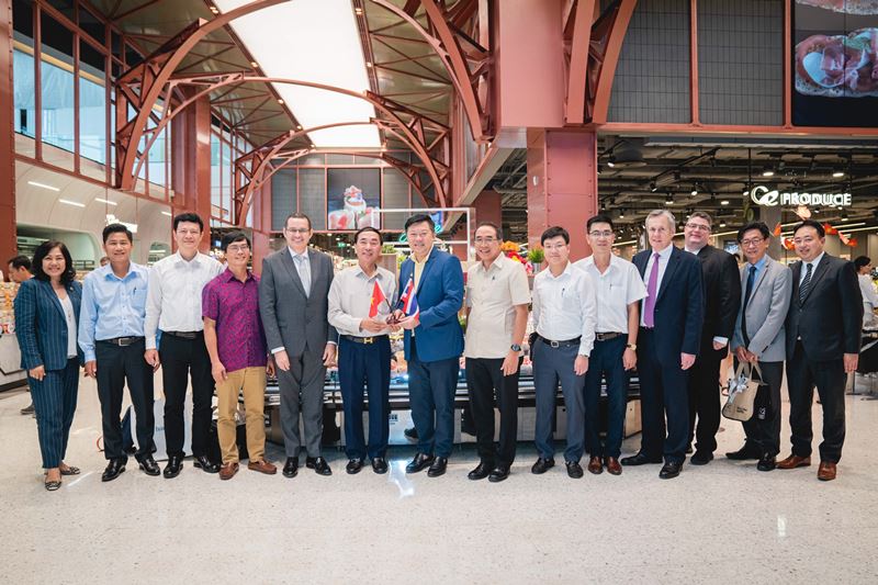 The leaders of Communist Party of Vietnam and Ambassador of Thailand to Vietnam visit CentralWorld and Central Food Hall