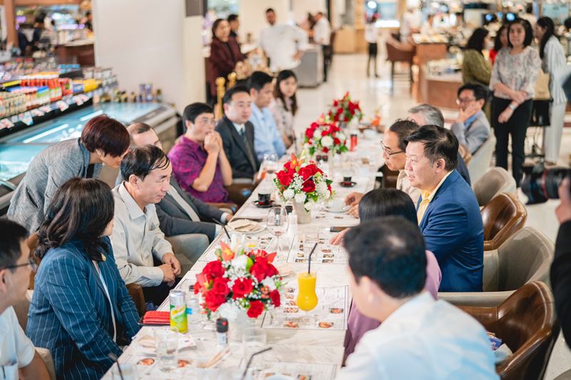 The leaders of Communist Party of Vietnam and Ambassador of Thailand to Vietnam visit CentralWorld and Central Food Hall