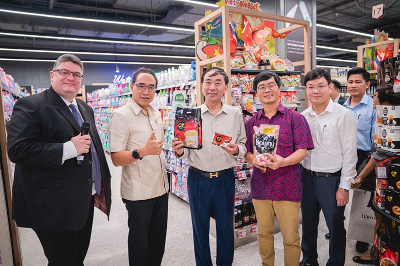 The leaders of Communist Party of Vietnam and Ambassador of Thailand to Vietnam visit CentralWorld and Central Food Hall