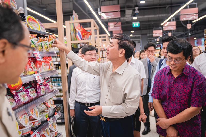 The leaders of Communist Party of Vietnam and Ambassador of Thailand to Vietnam visit CentralWorld and Central Food Hall