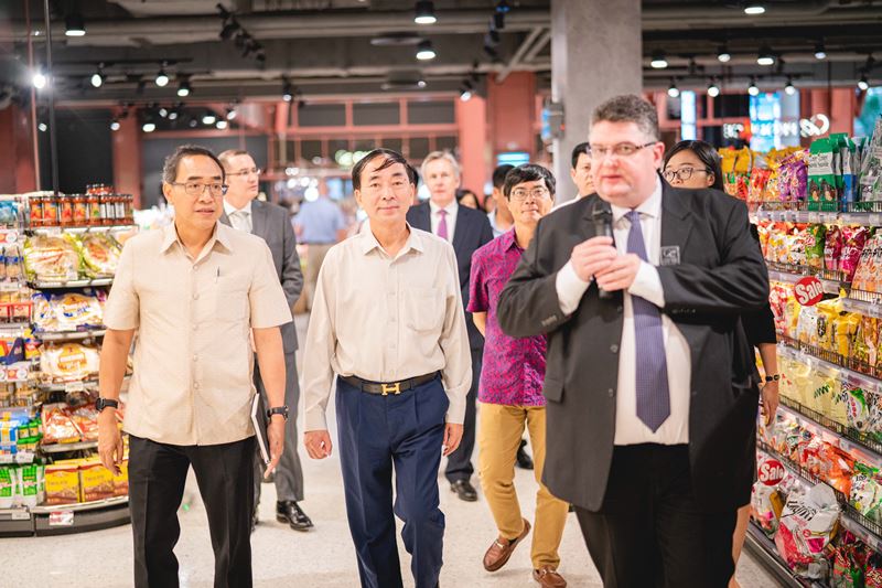 The leaders of Communist Party of Vietnam and Ambassador of Thailand to Vietnam visit CentralWorld and Central Food Hall