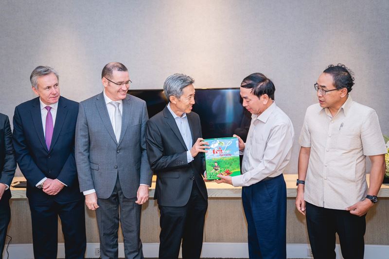 The leaders of Communist Party of Vietnam and Ambassador of Thailand to Vietnam visit CentralWorld and Central Food Hall