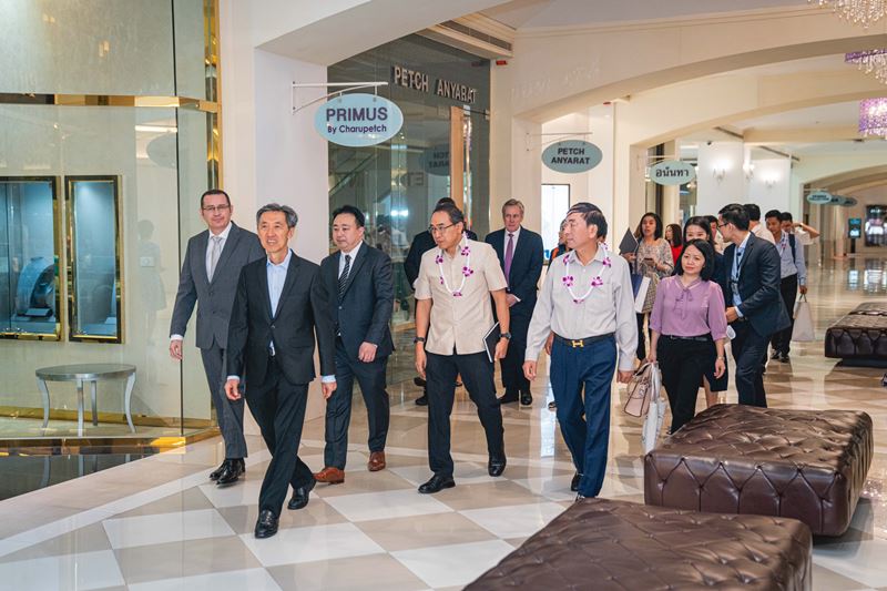 The leaders of Communist Party of Vietnam and Ambassador of Thailand to Vietnam visit CentralWorld and Central Food Hall