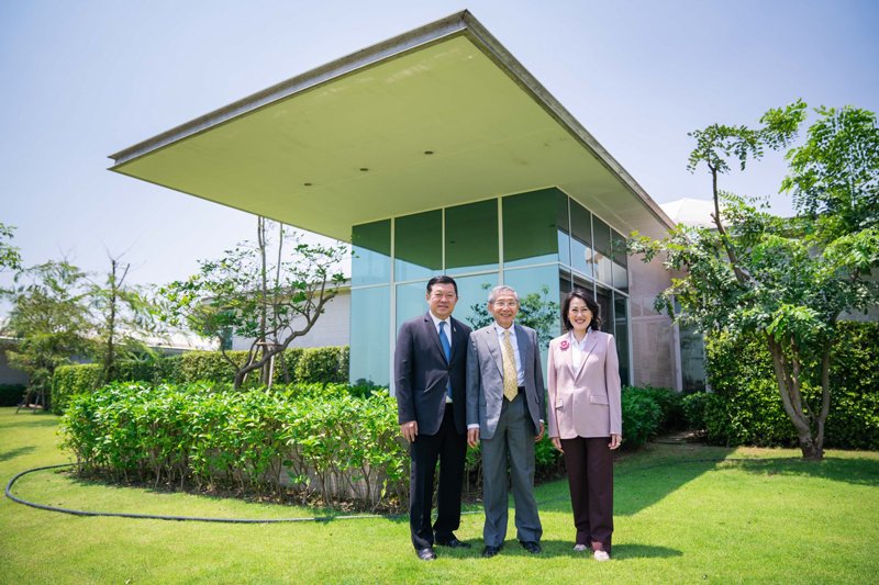 Central Group and affiliates support women cancer patients by offering mobile ultrasound units and human hair wigs through Women Cancer Project to Thanyarak Breast Foundation and Chemotherapy and Blood Transfusion Unit, Siriraj Hospital