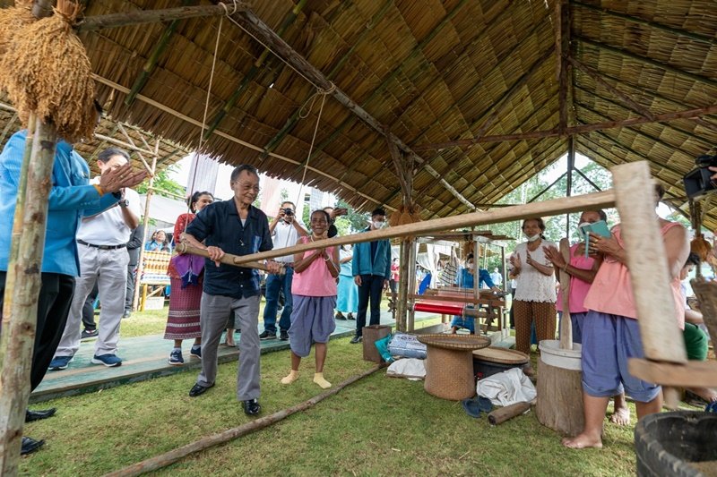 “เซ็นทรัล ทำ” ต่อยอด การลงมือทำสู่จังหวัดตรัง สืบสาน ตำนานผ้าทอนับร้อยปี พัฒนาสู่โมเดล ท่องเที่ยวชุมชน พร้อมสนับสนุนการศึกษา และส่งเสริมอาชีพคนพิการ เพื่อกระจายรายได้สู่ชุมชน