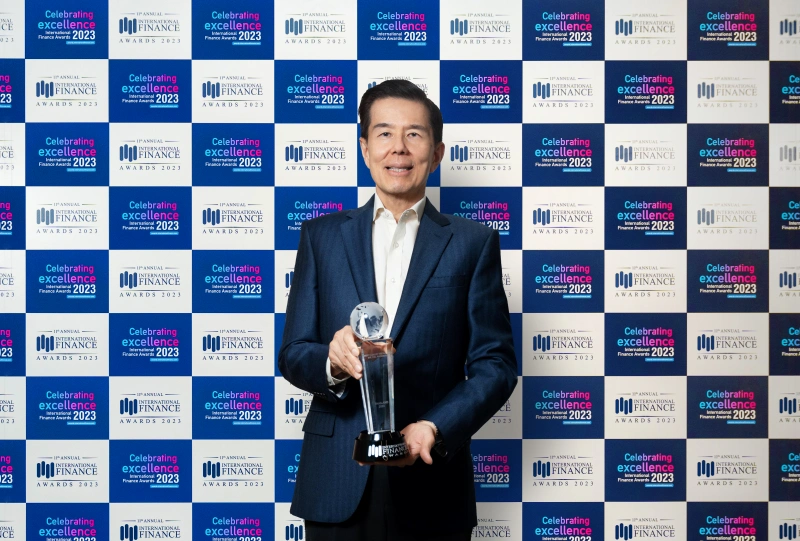 ยืนหนึ่งบนเวทีโลก! คุณญนน์ ซีอีโอ เซ็นทรัล รีเทล คว้ารางวัล Best Luxury Retail CEO 2 ปีซ้อน!!