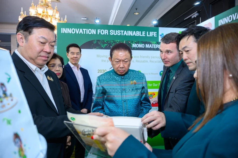 The Thai Chamber of Commerce Partners with Central Group to Launch "Hug the Earth," Raising Environmental Awareness and Encouraging the Purchase of Eco-Labeled Products