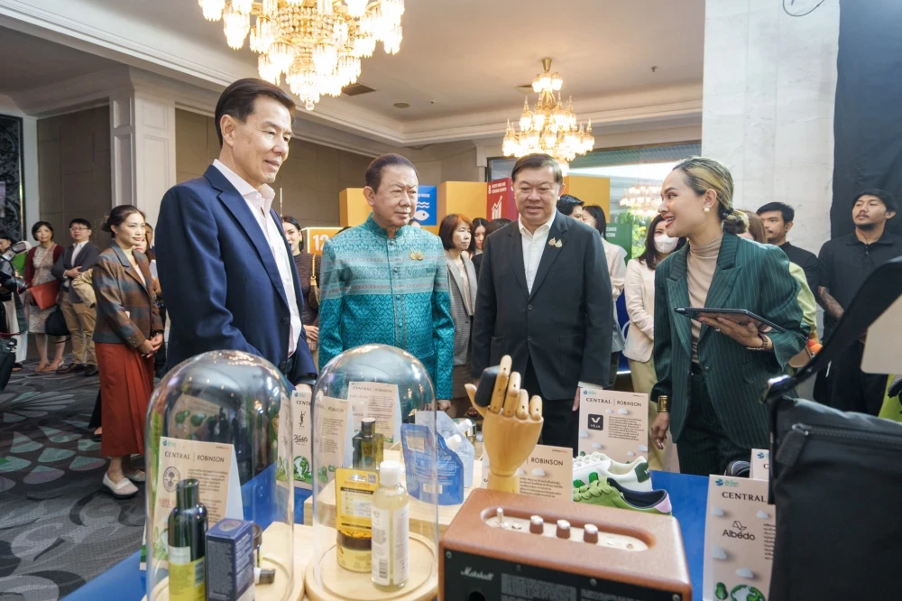 The Thai Chamber of Commerce Partners with Central Group to Launch "Hug the Earth," Raising Environmental Awareness and Encouraging the Purchase of Eco-Labeled Products