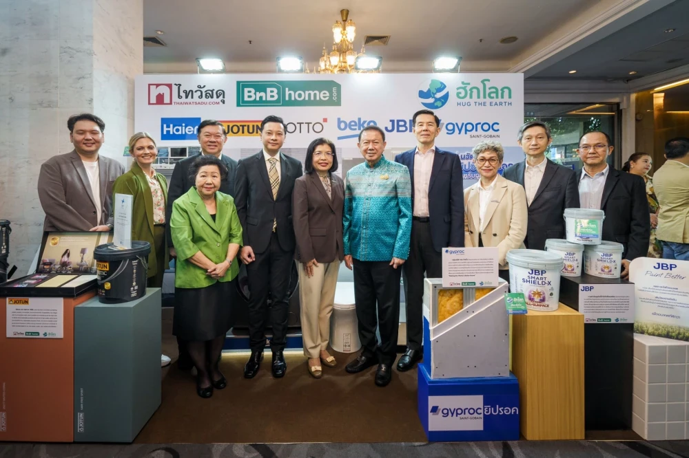 The Thai Chamber of Commerce Partners with Central Group to Launch "Hug the Earth," Raising Environmental Awareness and Encouraging the Purchase of Eco-Labeled Products